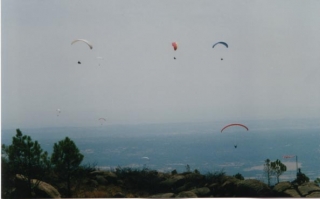 Parapentes en vuelo
